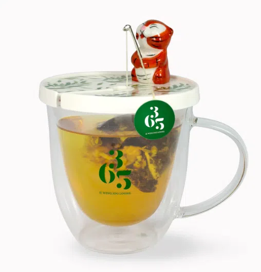 茶包入水，形成“小老虎垂钓”的趣味景观。（图片取自官网）