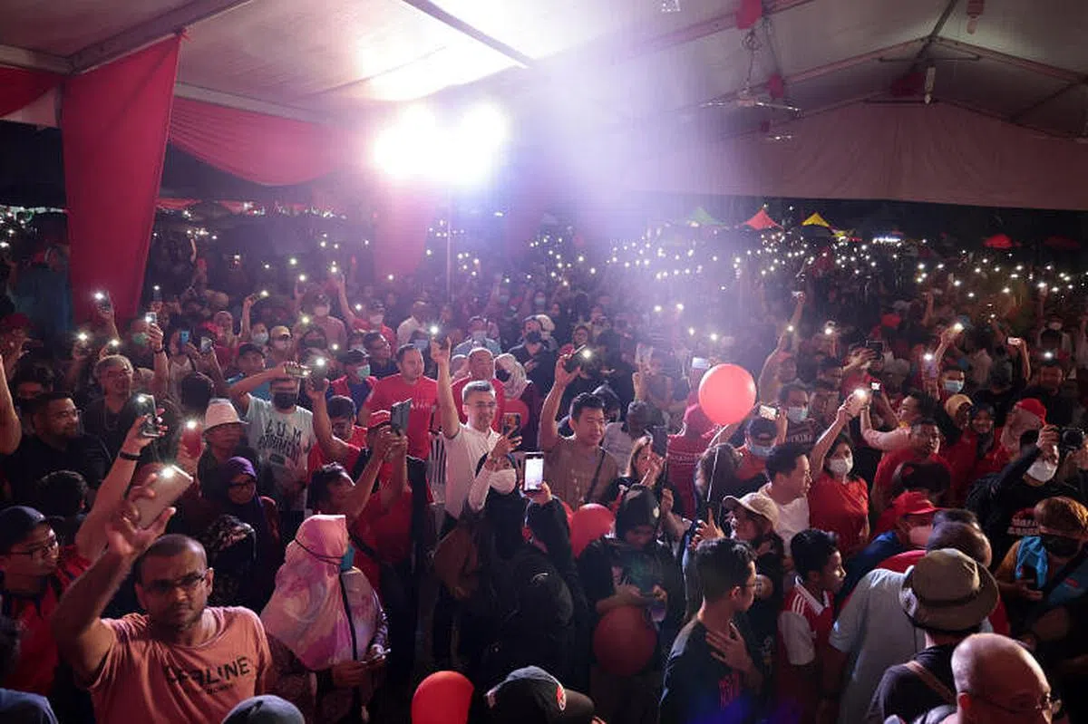 希盟11月16日在雪州鹅唛举行的造势大会气氛热烈，公众一起打开手机照明灯挥舞，形成一片“灯海”。（谢智扬摄）