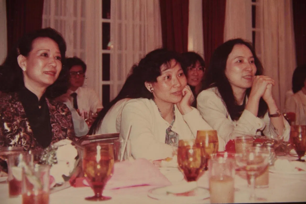 林高1984年从台大中文系毕业，同学办谢师宴宴请老师，图中三位中文系教授（左起）林文月、乐蘅军与方瑜，都是备受尊敬的作家学者。（林高提供）