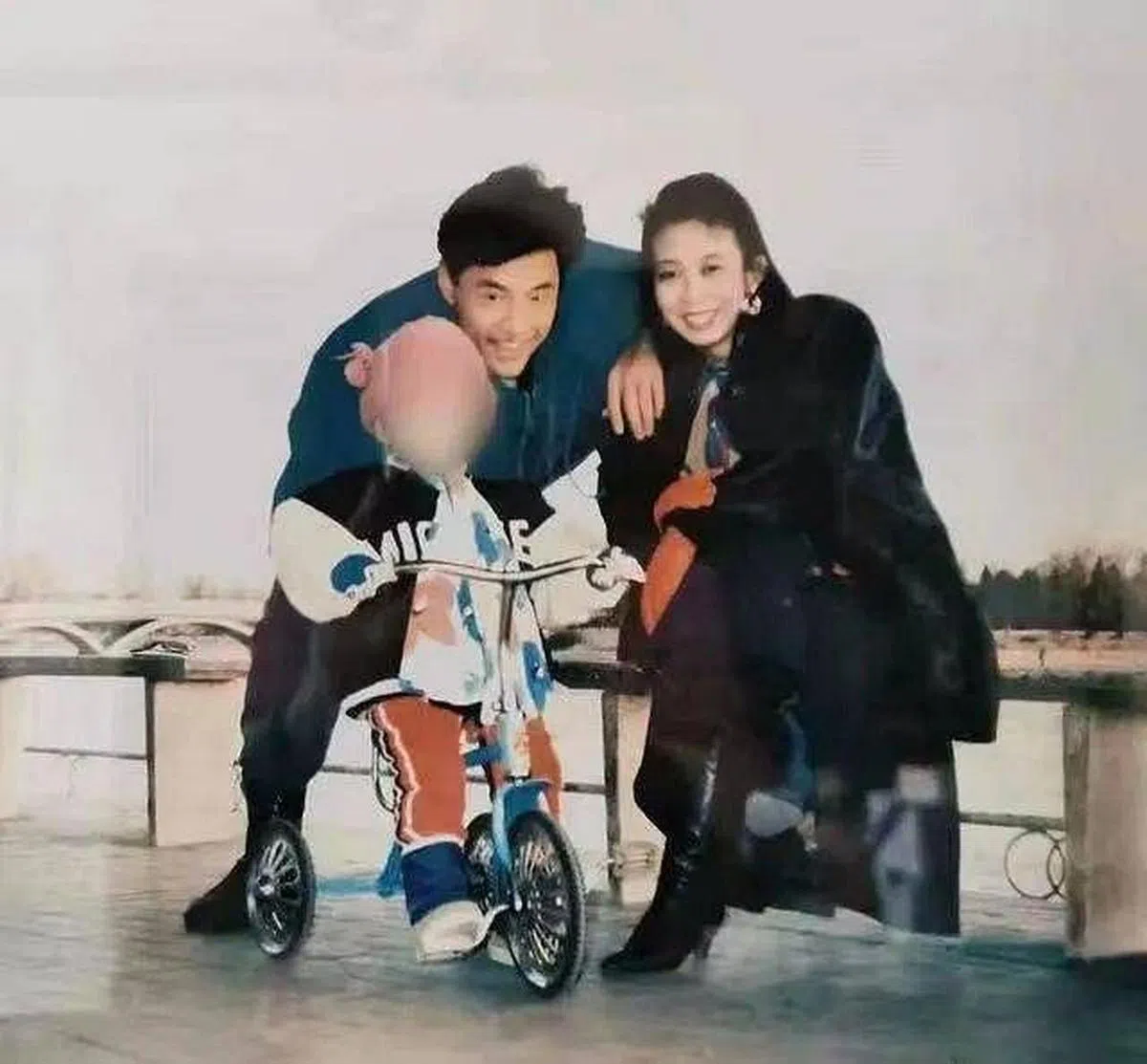 网上仅见一张于荣光一家三口的合影。（互联网）