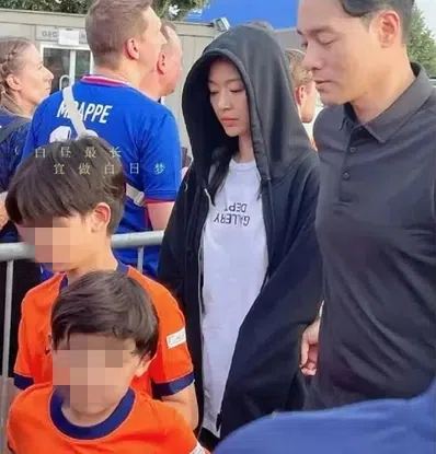 韩国媒体报道，全智贤（右二）与老公（右一）与两个儿子到德国看欧洲杯足球赛。（互联网）