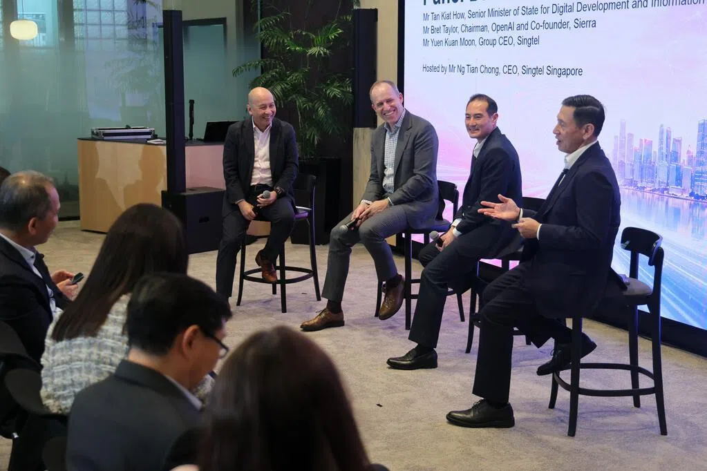 新电信集团宣布加速人工智能（AI）转型，从内部培训所有1万3000名在新加坡员工，让其中3000人成为AI实践者、另300人成为AI专家，并促进新加坡电信业整体的创新，目标是成为“全球顶尖AI原生电信商”。