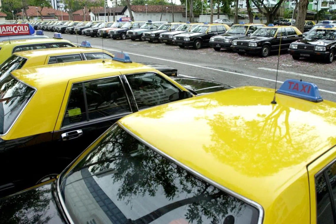 2002年德士师傅到加东海景酒店出席由新加坡德士司机协会召开的特别大会，全岛172辆黄顶德士难得聚集一起。（档案照）