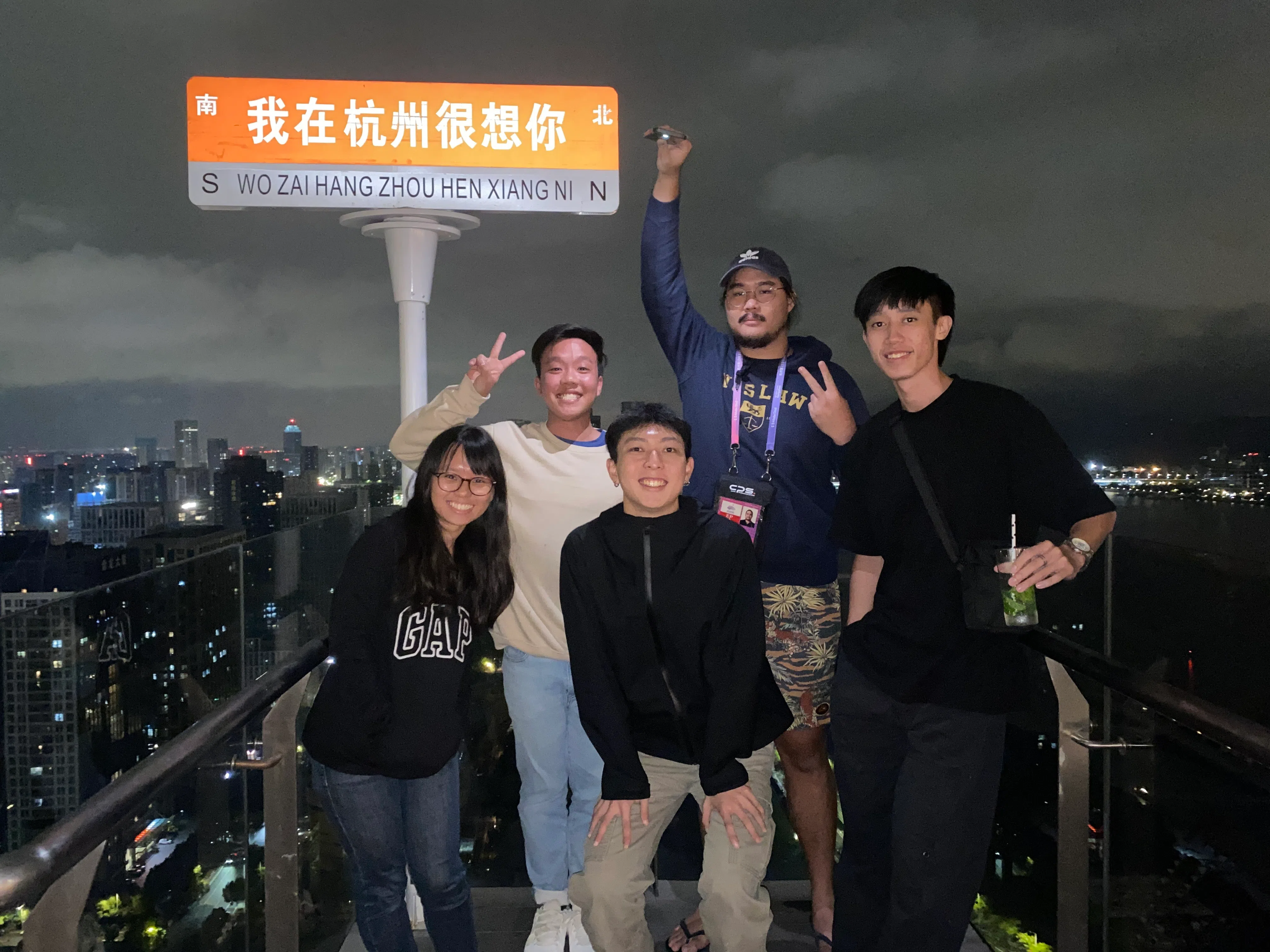 杭州亚运会期间，五名来自不同公司和背景的媒体工作者第一次见面，在随后的三年里保持联系，左起为陈芷馨、王嘉伟、翁伟铭、符诗圣和黄靖安。（陈芷馨提供）