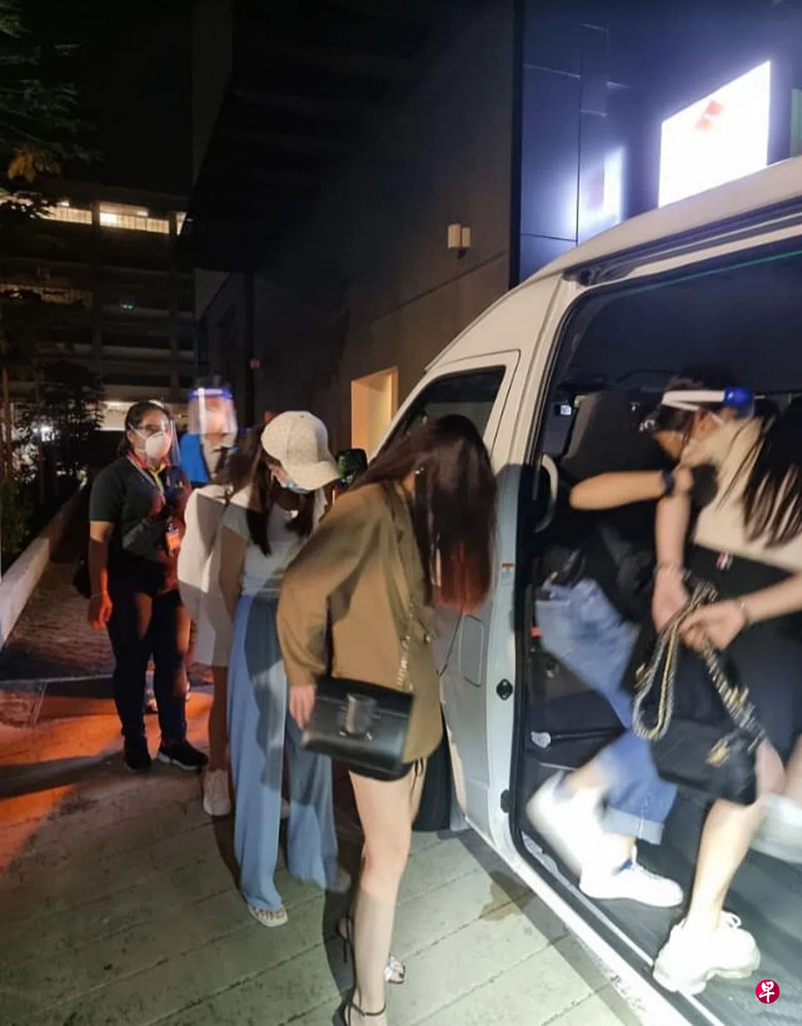 警方突击公共娱乐场所与按摩院45人受调查四陪酒女被捕| 联合早报