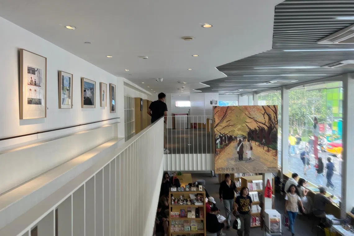 习习春风书店二楼是展览空间，经常举办插画或摄影展。（叶孝忠摄）