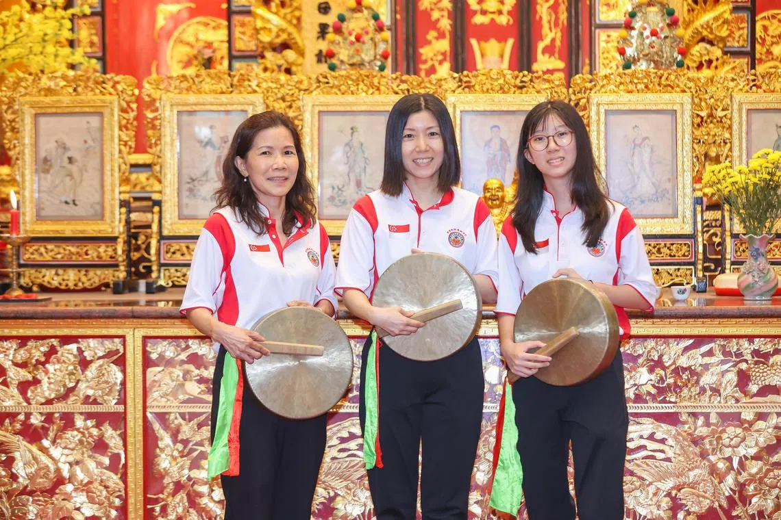 陈杏莹（右起）和母亲葛志玲、姨婆郑美红，三代人一起参加武吉知马修德善堂女子锣鼓队。（陈心媛摄）