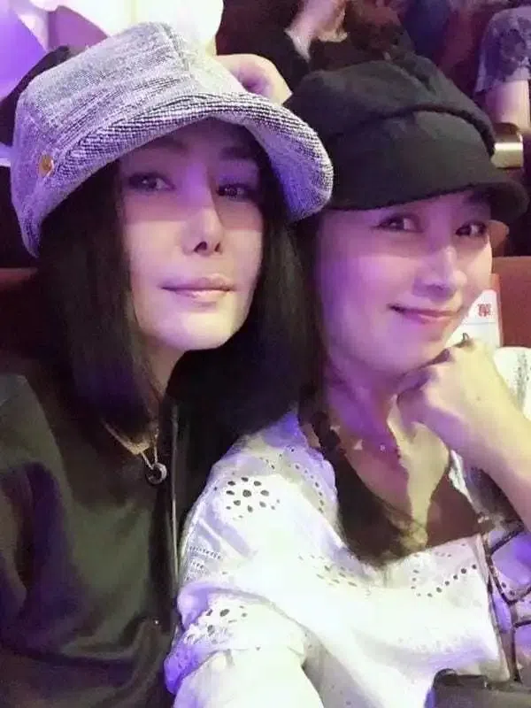 方文琳（右）和江蕙私下交情好，得知二姐患癌抱着对方痛哭。（互联网）