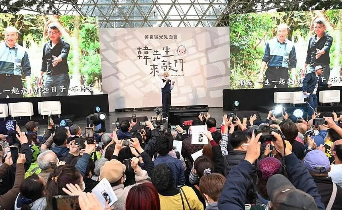 前高雄市长韩国瑜上台后，许多出席新书发表会的民众举起手机，拍下这一幕。（自由时报）