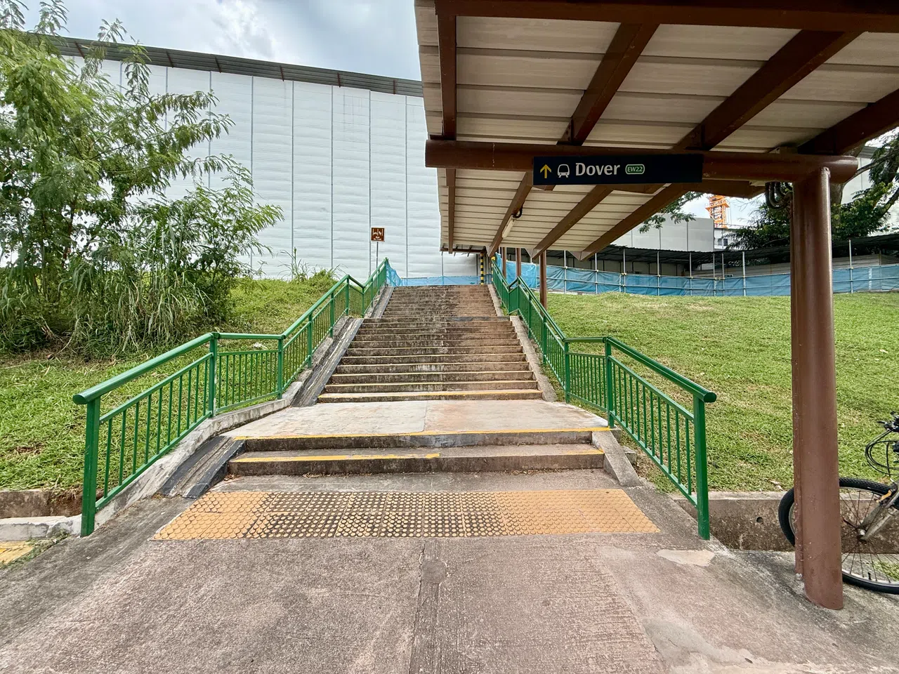 乌鲁班丹公园连道通往杜佛（Dover）地铁站的小路，指示牌清晰可见。（陈映蓁摄）