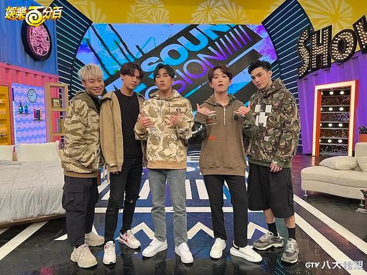 邱锋泽（右二）即将退出《娱百》主持阵容，由小赖（左一）接棒。（互联网）