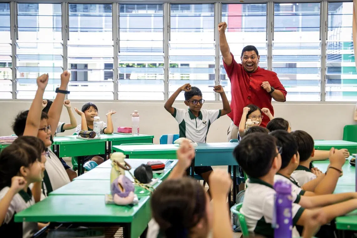 德义小学教师在品格与公民教育课程上，通过讲故事的情景模拟，让小三学生反思个人行为如何影响他人。（叶振忠摄）