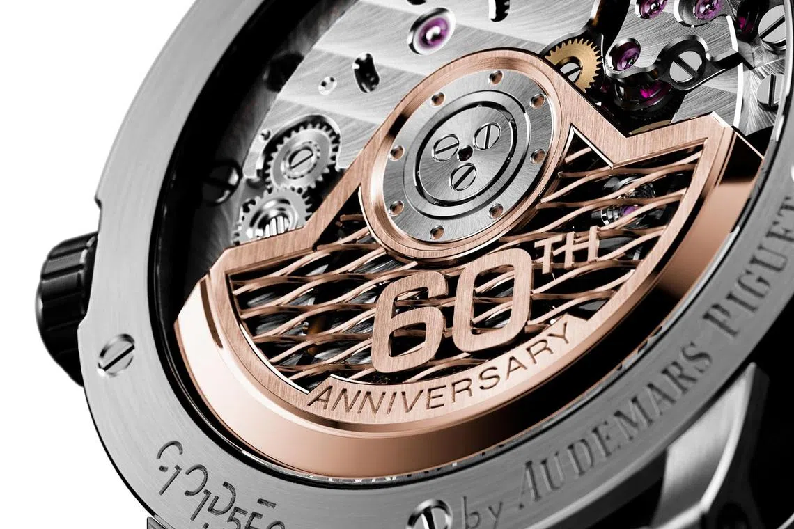 爱彼SG60特别版Starwheel腕表，透明底盖下有22K玫瑰金摆陀，特别镂雕“SG60”字样及波纹图案。（爱彼提供）