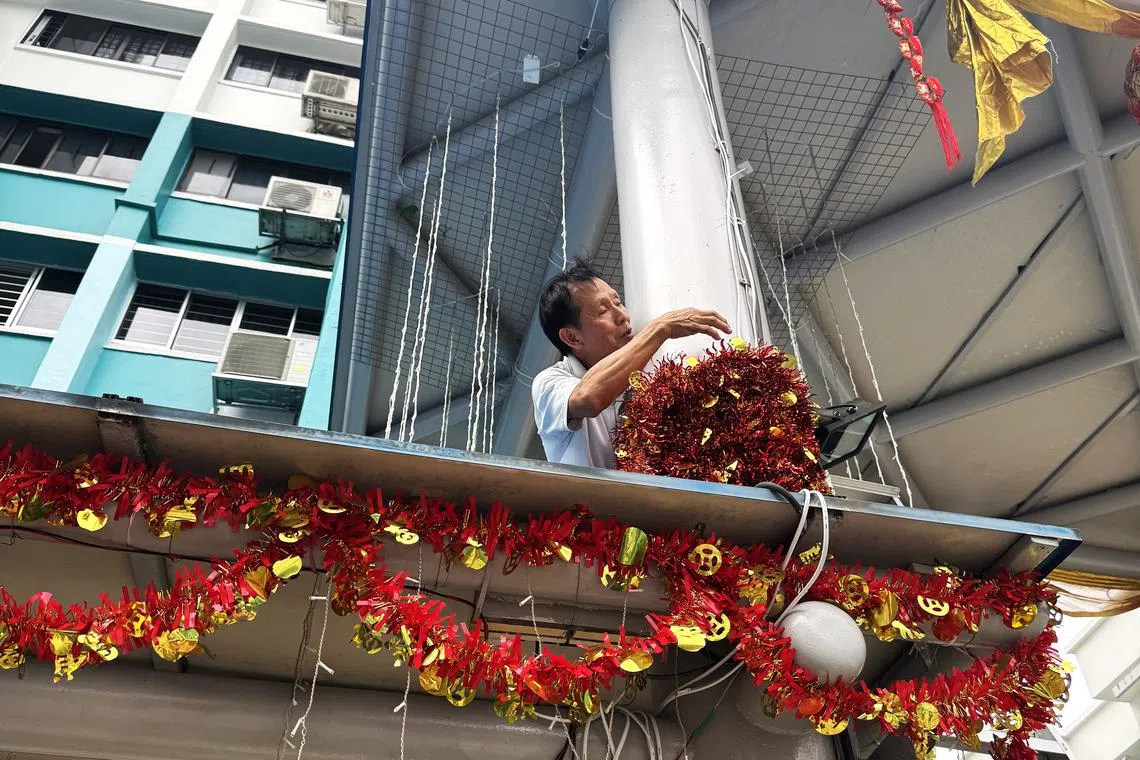 陈孔达一会上屋顶，一会搬重物，动作灵活不言倦。（翁铭芯摄）