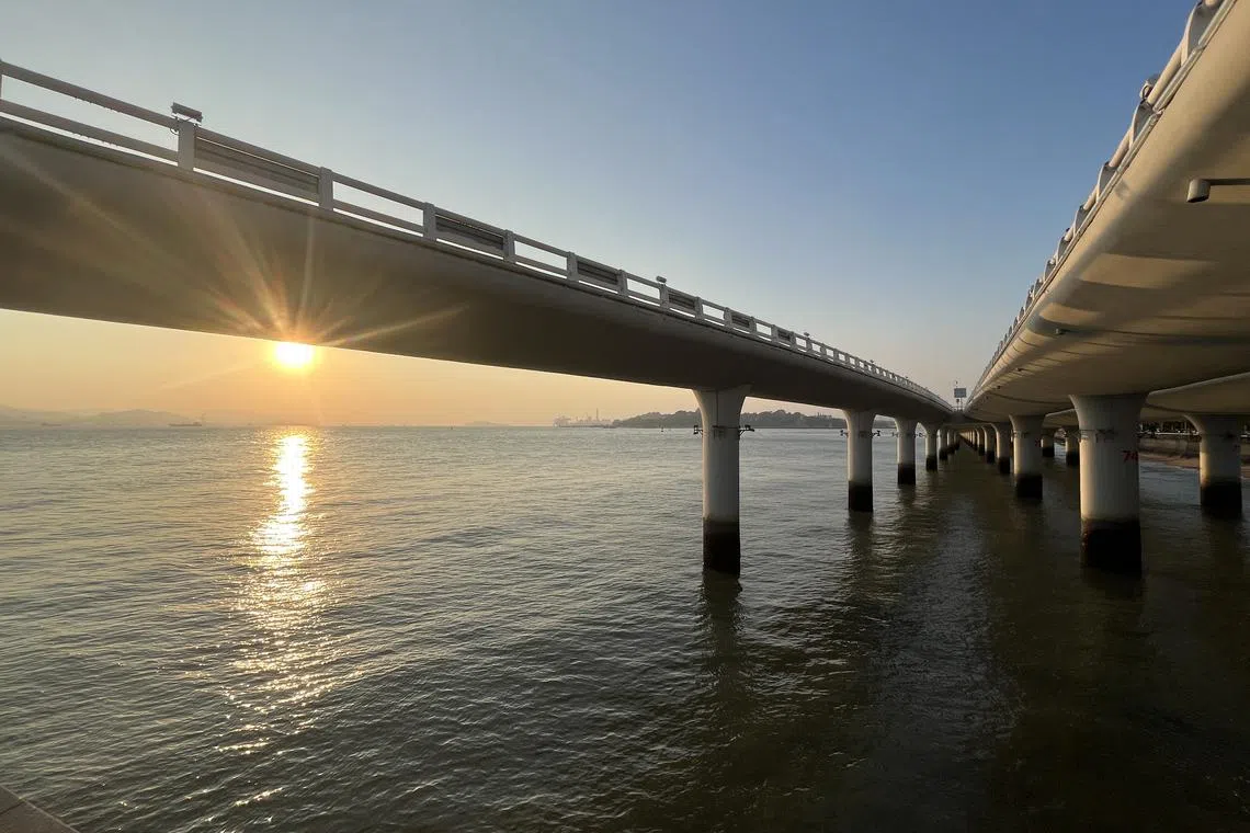 演武大桥是世界上离海平面最近的桥梁。（曹又方摄）