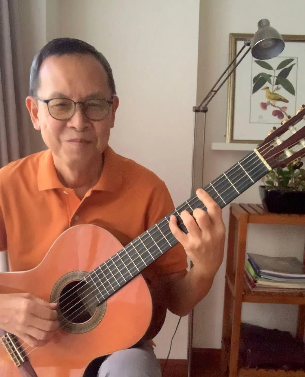 每天勤练古典吉他是虎威退休生活的重心之一。（受访者提供）