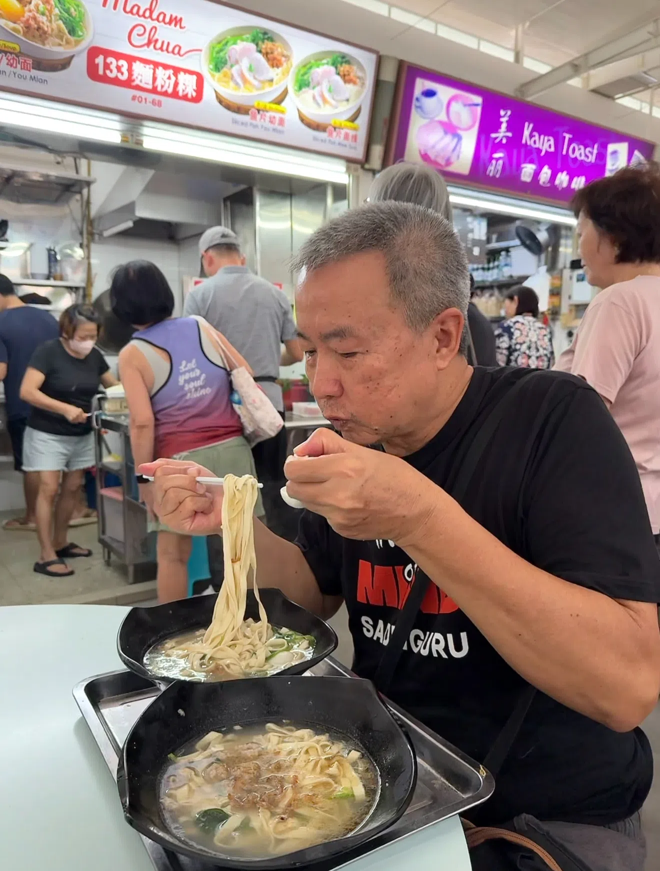  家住马林百列的吴先生专程前往勿洛品尝蔡美琴的面粉粿。（萧康达摄）