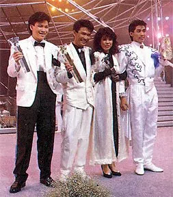 第四届新秀歌唱大赛前三名分别是杜德伟（左二）、苏永康（左一）和林楚麒（右二），莫镇贤则是最突出台风创新奖得主。 （互联网）