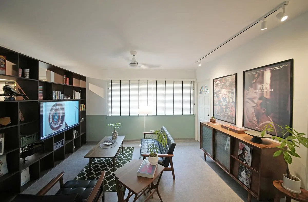 屋主对家具讲究，主要以木质为主，颜色集中在深桃木色，若找不到心仪的家具设计，就找专人定制。