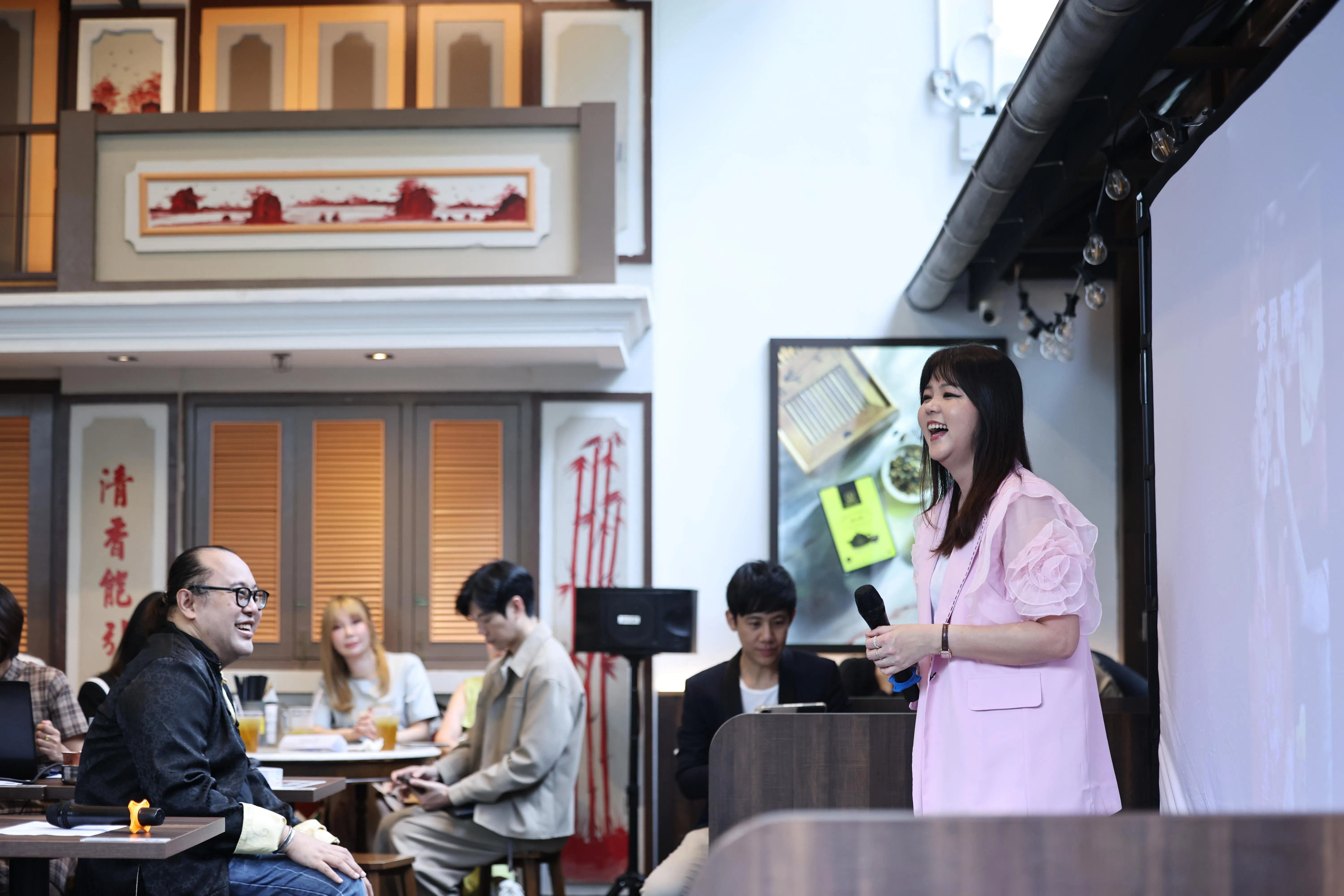 黄绣惠（右一）出席《茶骨南洋》MV发布会，丈夫马球元（左一）在台下支持妻子。（陈渊庄摄）