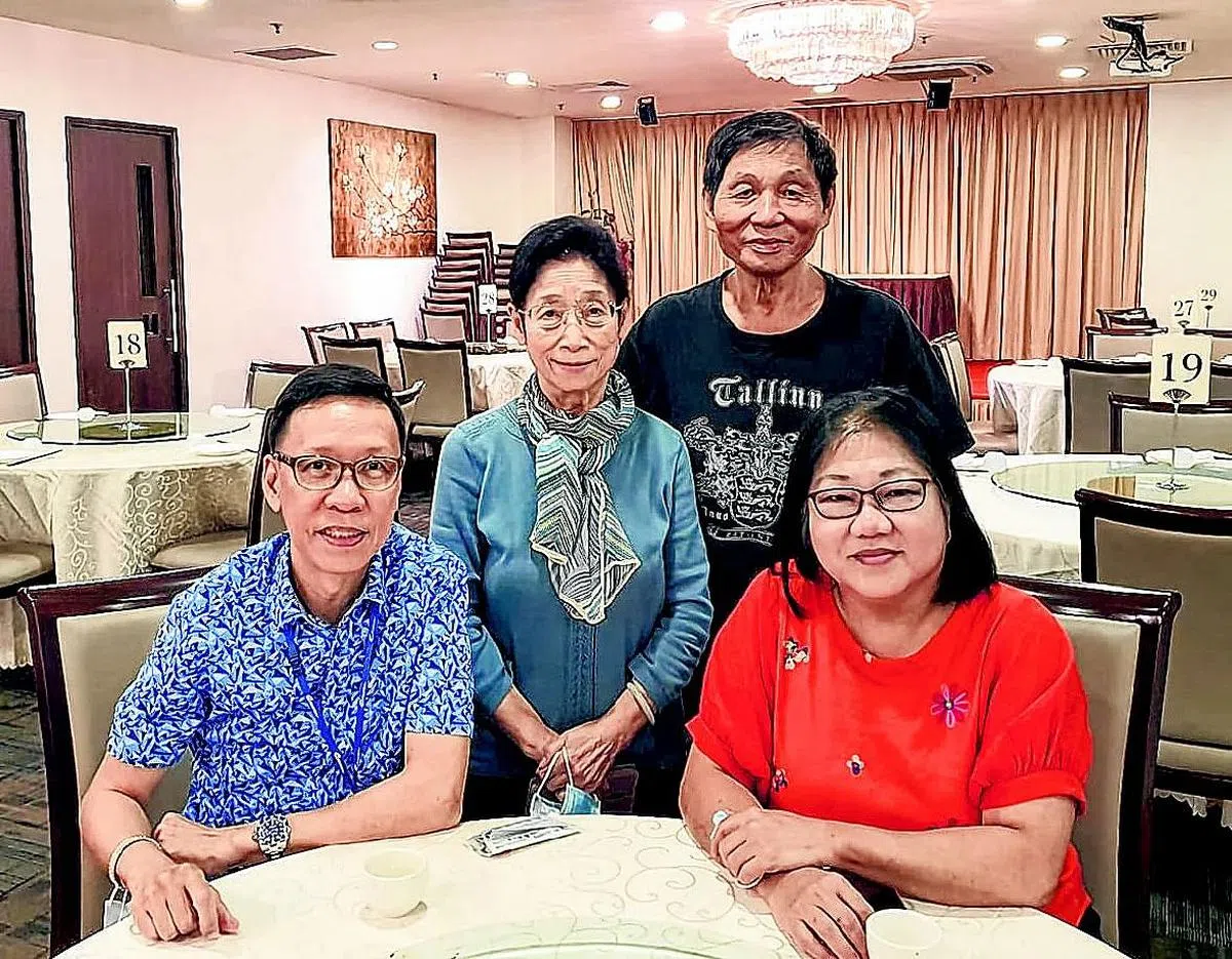 2020年两代《晚风》编辑蕫农政（左一）与许月英（右一）及美编薛惠根（左二）与夫婿欧阳兴义阔别多年后见面聚餐。（作者提供）