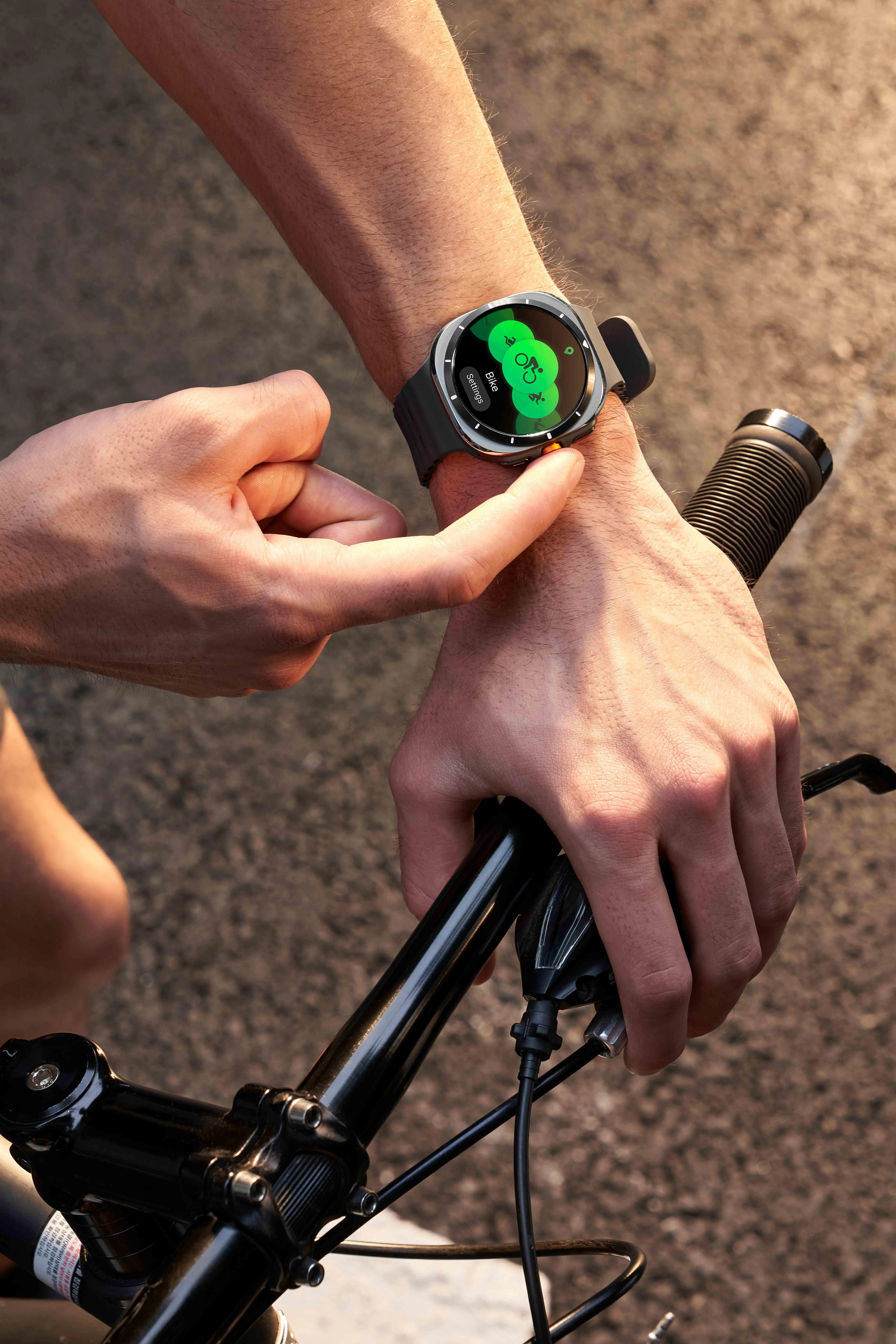 手表的橘色快捷键可设定为运动监测。（三星提供）