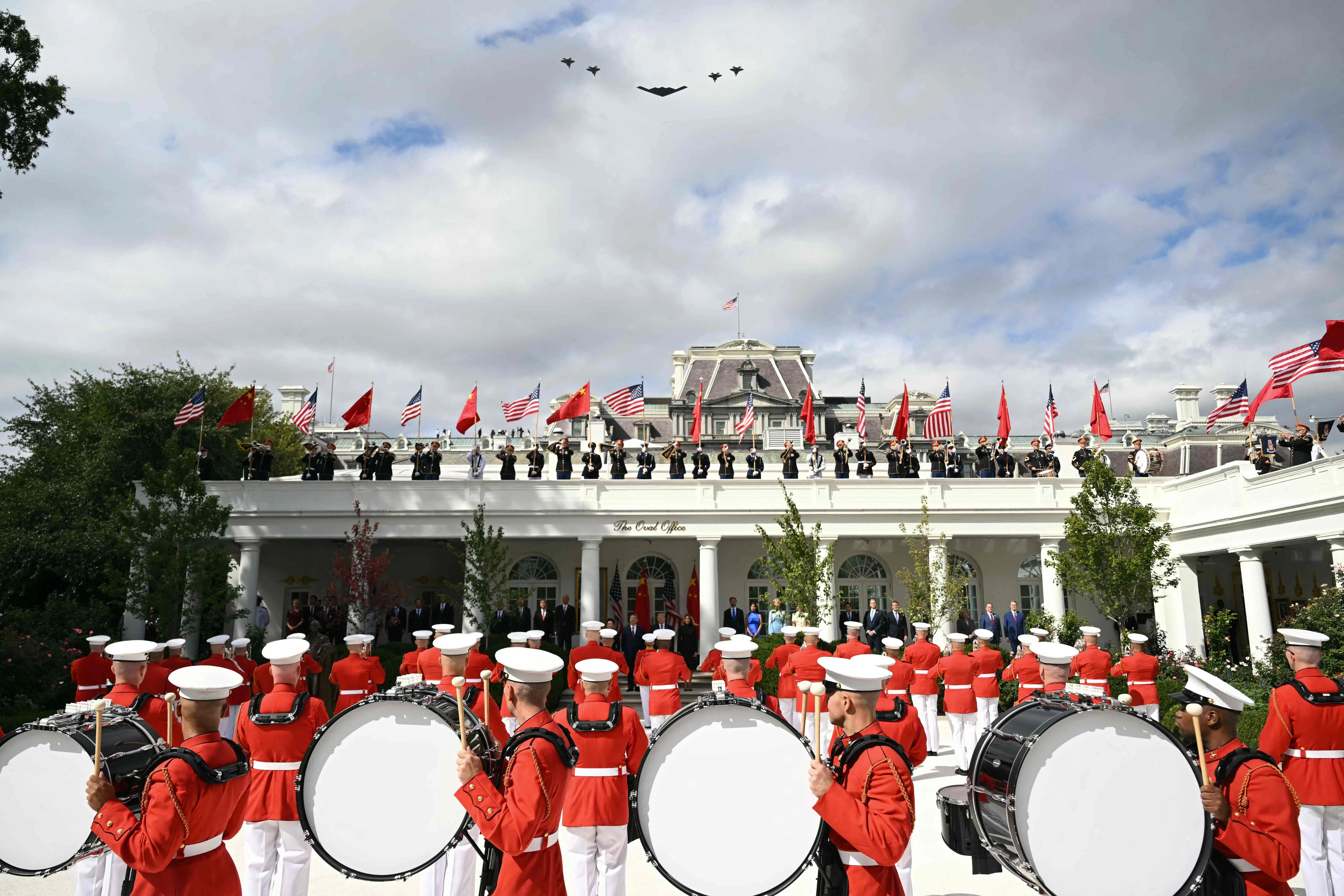华盛顿为习近平举行阅兵仪式期间，美军飞机飞越玫瑰园上空。（法新社）