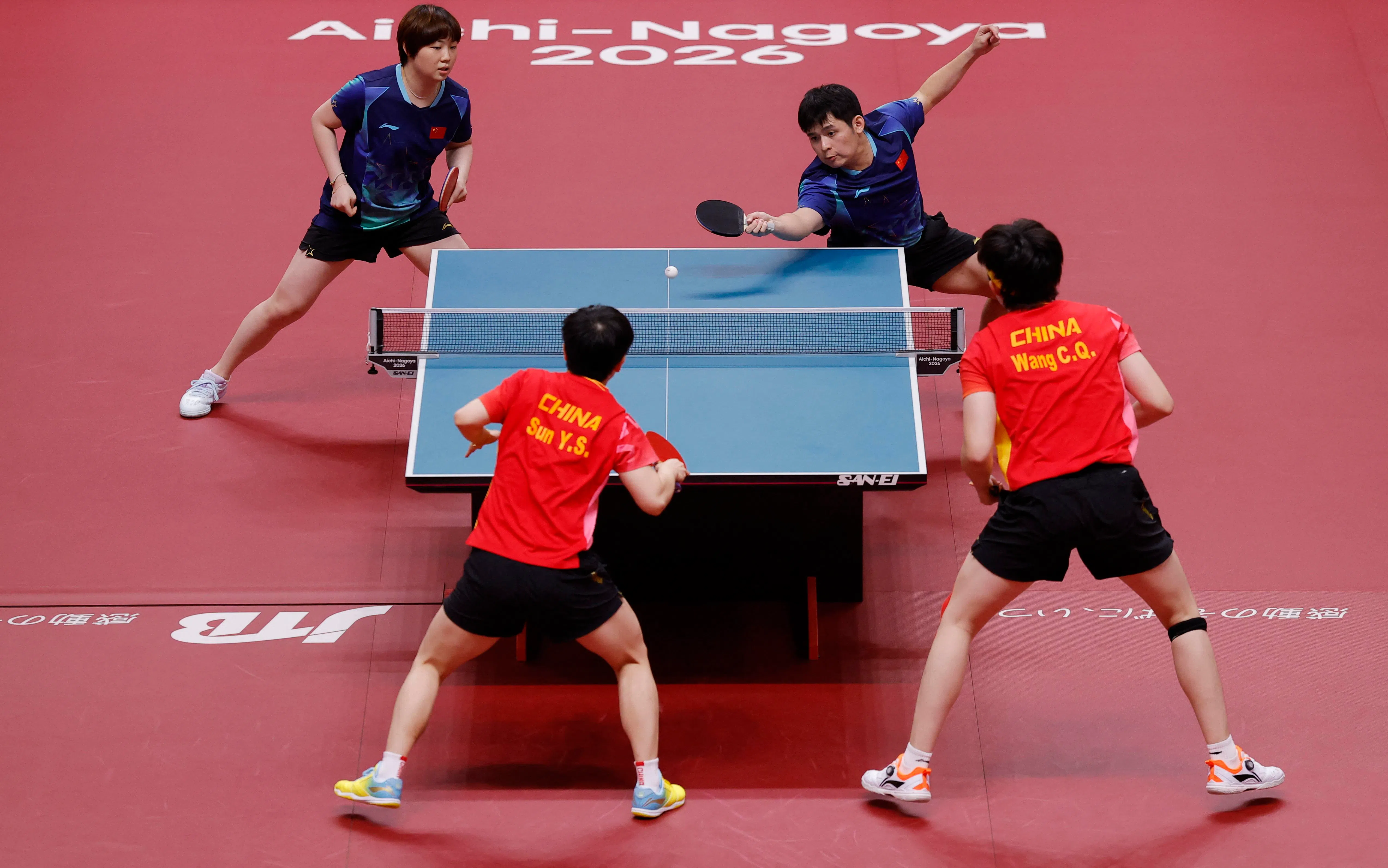 蒯曼（蓝衣左起）和林诗栋4比0打败队友孙颖莎（红衣左起）和王楚钦，夺下金牌。（路透社）