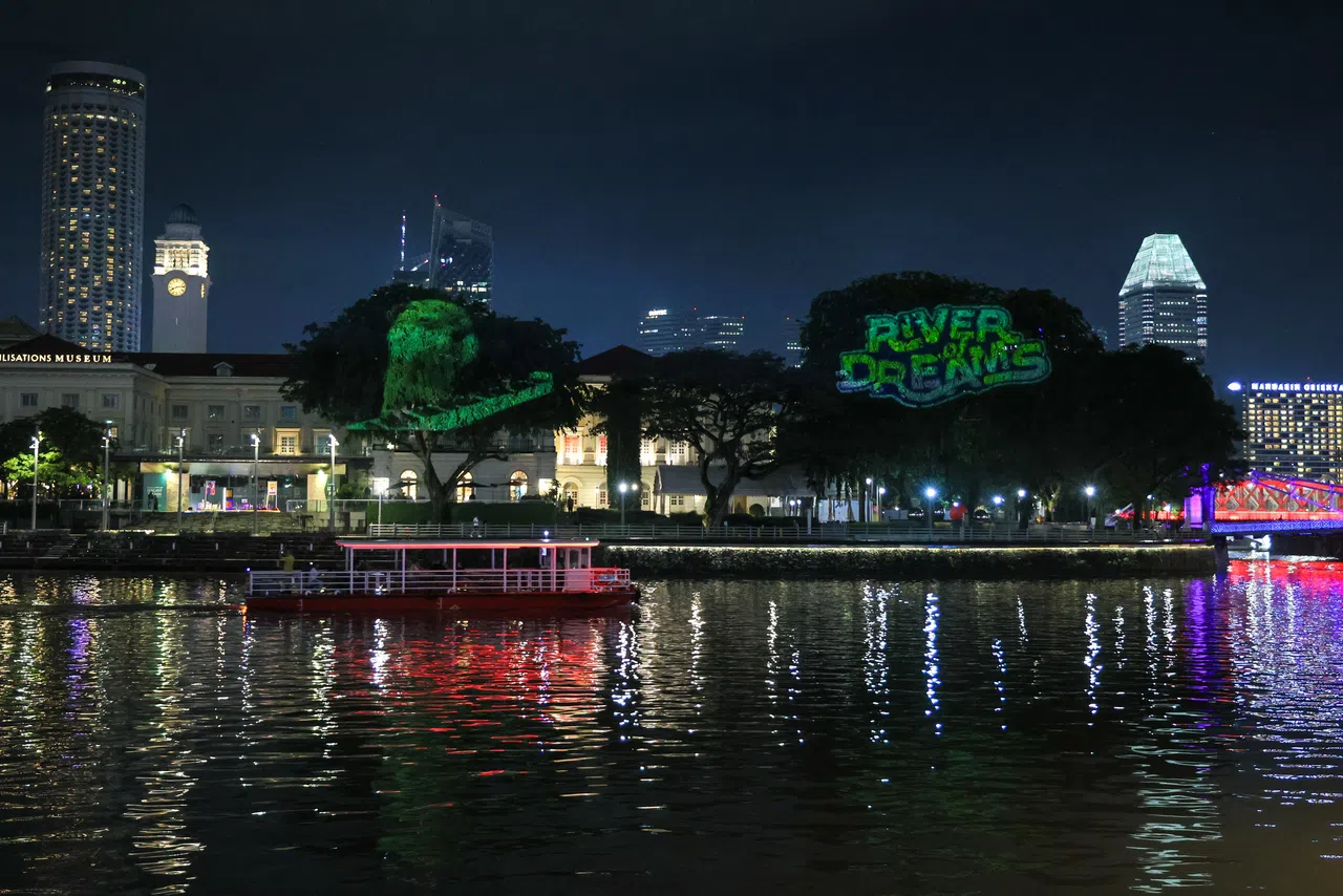 
“梦河历程”把亚洲文明博物馆前的新加坡河畔两棵大树化为流动画布，光影投影与河景交织，展现历史与未来的交融。（张俊杰摄）