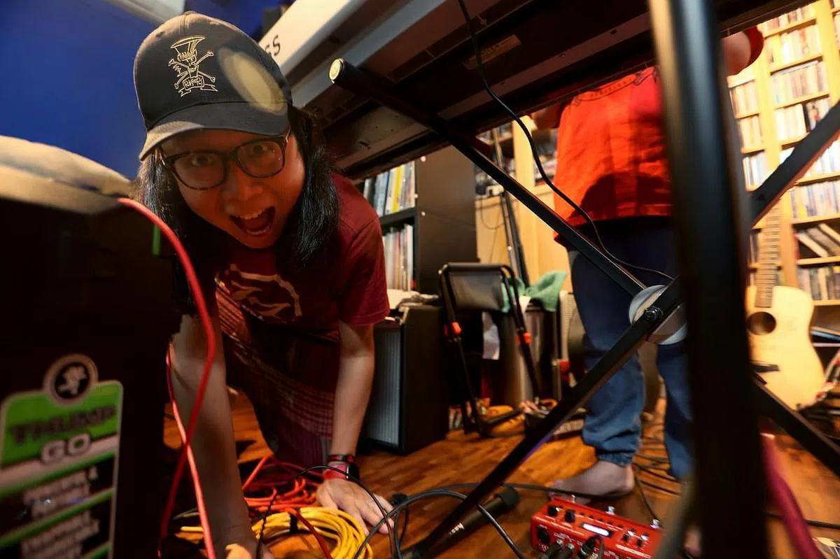 女儿演出，黄韵仁也没闲着，要负责设置器材和音响。（龙国雄摄）