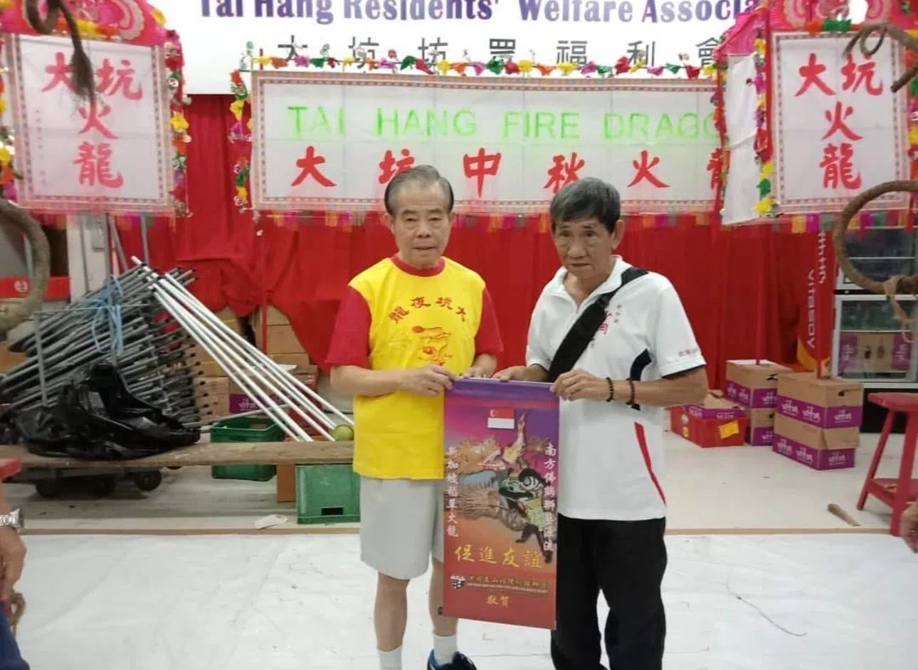 甄明仔（右）到香港与大坑火龙师傅等人交流。（受访者提供）