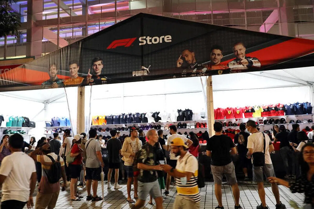 许多车迷在现场商店购买F1周边商品。（邝启聪摄）