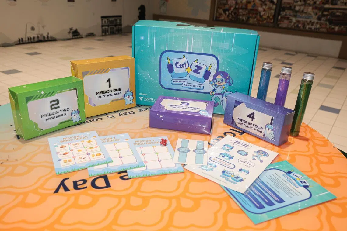 新推出的资源盒中有四个工具包，让父母和孩子能通过游戏等方式学习良好数码使用习惯。（李冠卫摄）