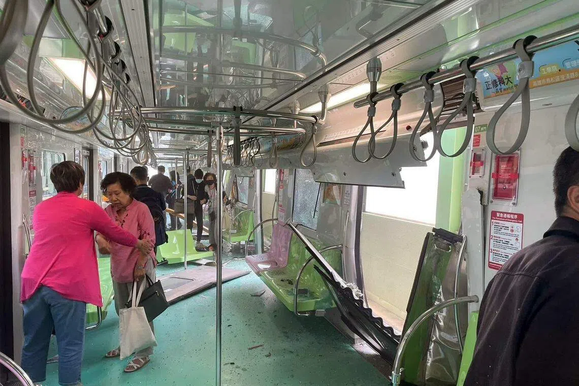 地铁被起重机吊臂砸中后，现场一片混乱。（  香港中通社）