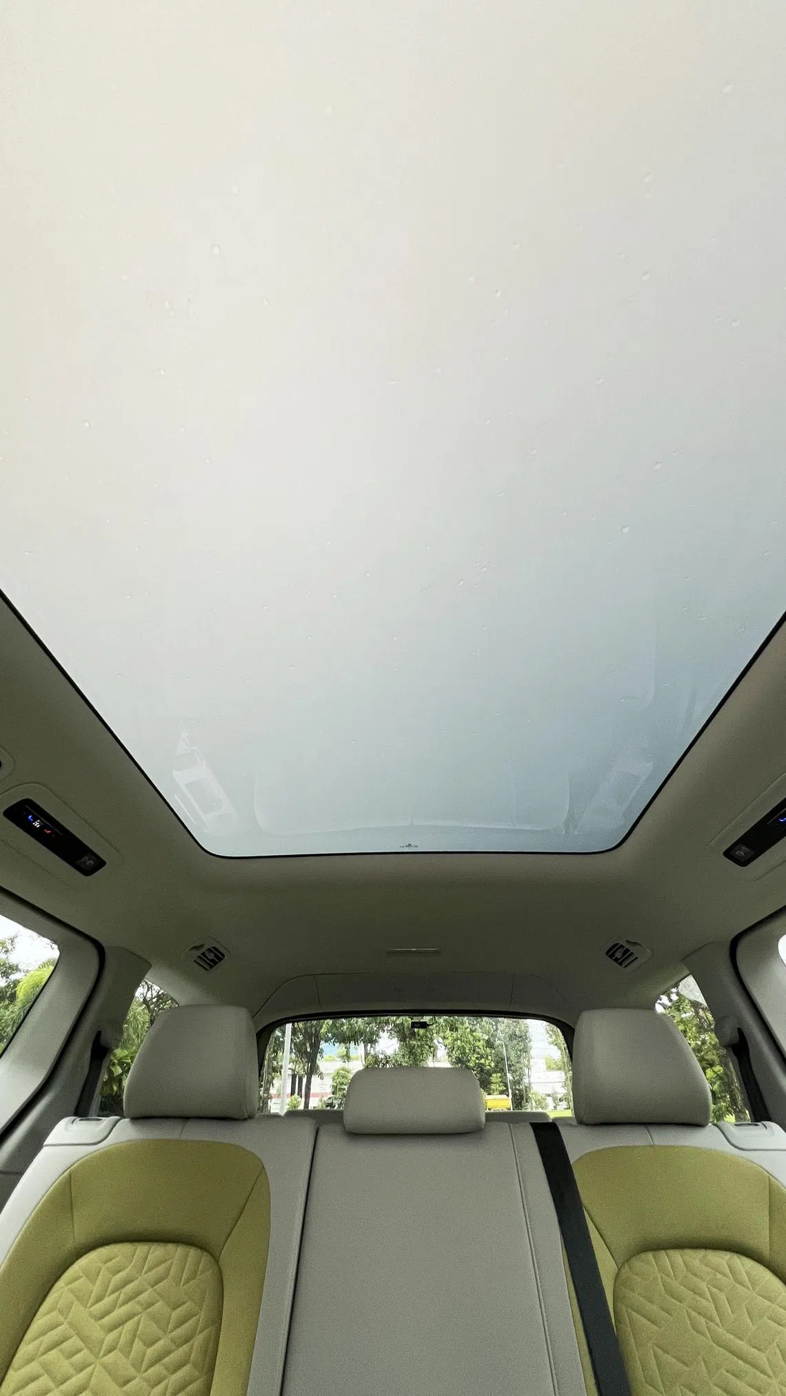 只须轻触按钮，天窗即可于透明与遮光之间切换。（吴庆康摄）