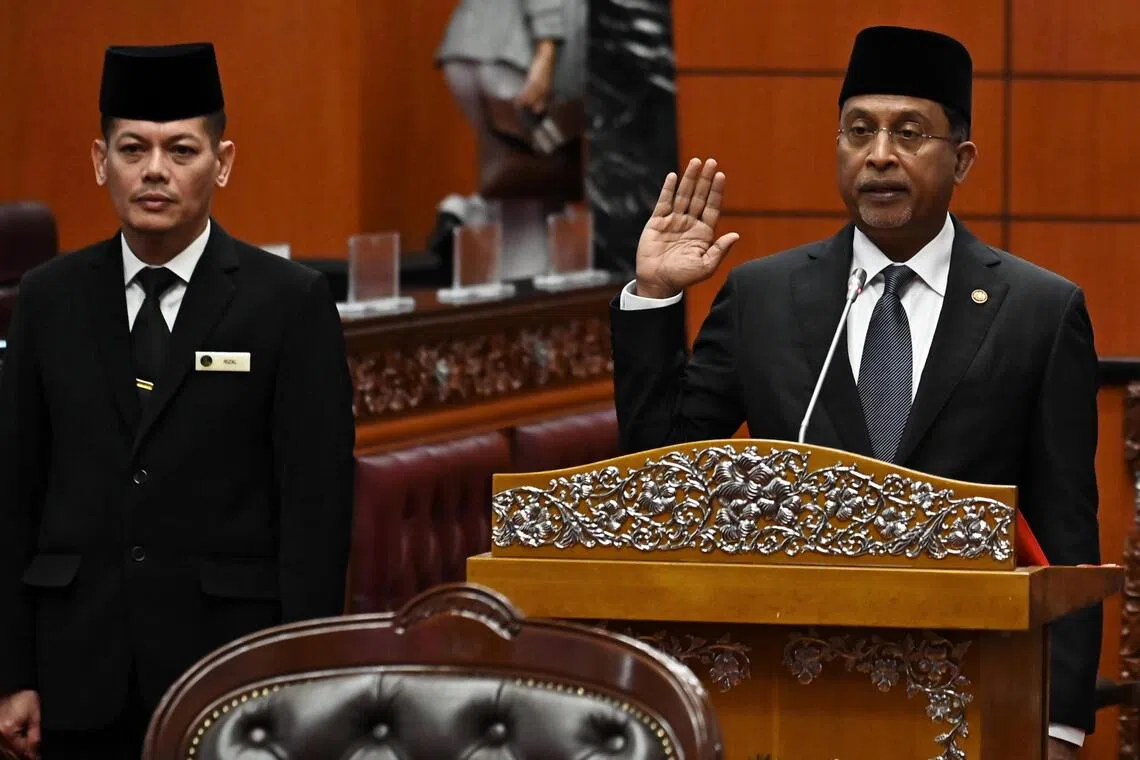 马来西亚原任高等教育部长赞比里星期三（12月3日）宣誓续任上议员，并官任原职。（马新社）