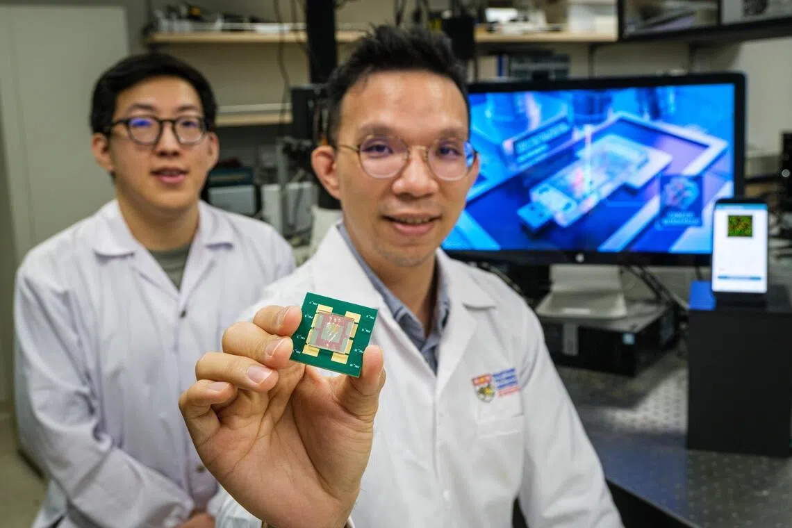 南大电子电气工程学院陈又诚副教授（右）和数码分子分析与科学研究中心博士生付博文（左）的团队在探索未来是否能分析来自血液、唾液或尿液等样本的生物标志物。（南洋理工大学提供）