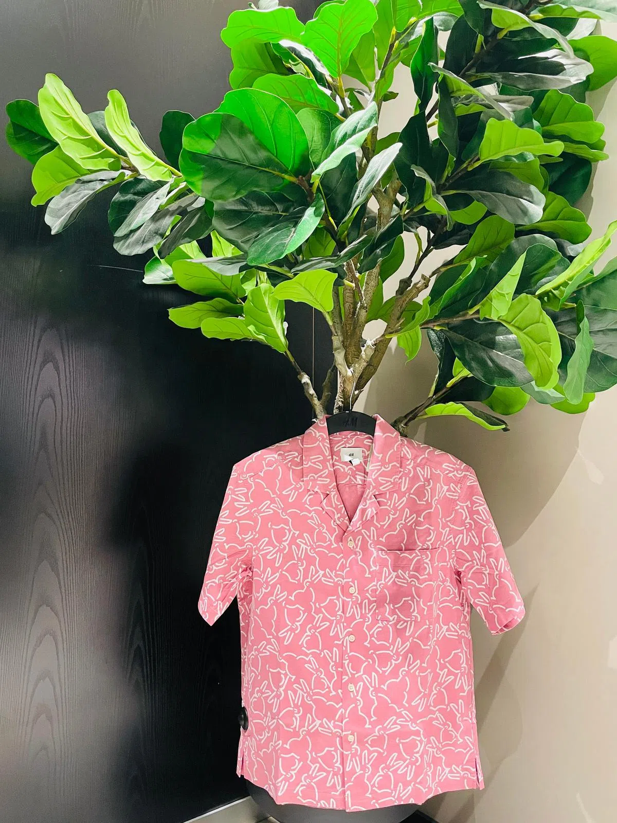 H&M粉红躲兔兔图案粉红衬衫专为兔年推出。（林方伟摄）