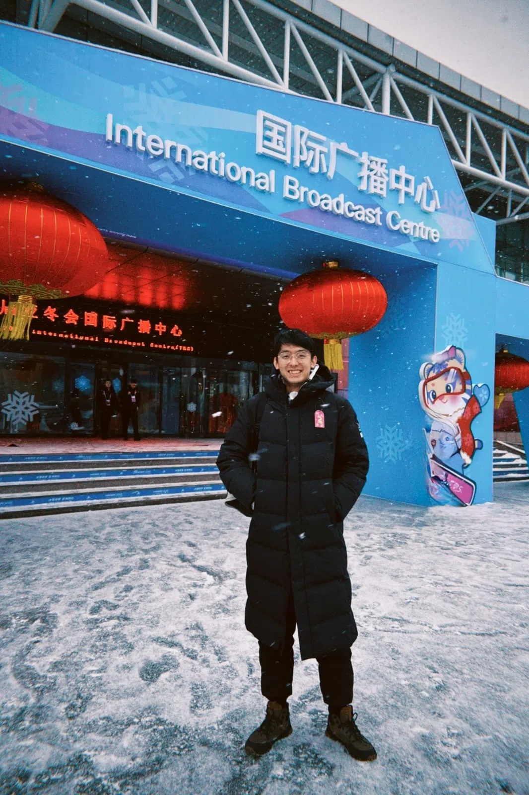 陆曦奥今年2月在哈尔滨亚冬会，也在国际广播中心参与幕后工作。（受访者提供）