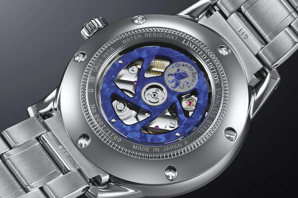 SBGM253腕表装载9S66自动机芯，表背可看到经过阳极氧化工艺处理的蓝色特殊摆陀。（品牌提供）