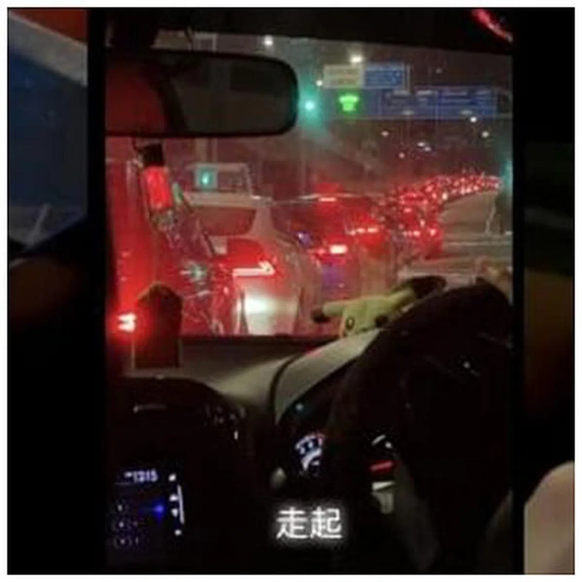 艺人郑六月和萧歆霓是4月1日的“越堤族”，高呼“喜欢塞车的感觉！”。（摘自直播画面）