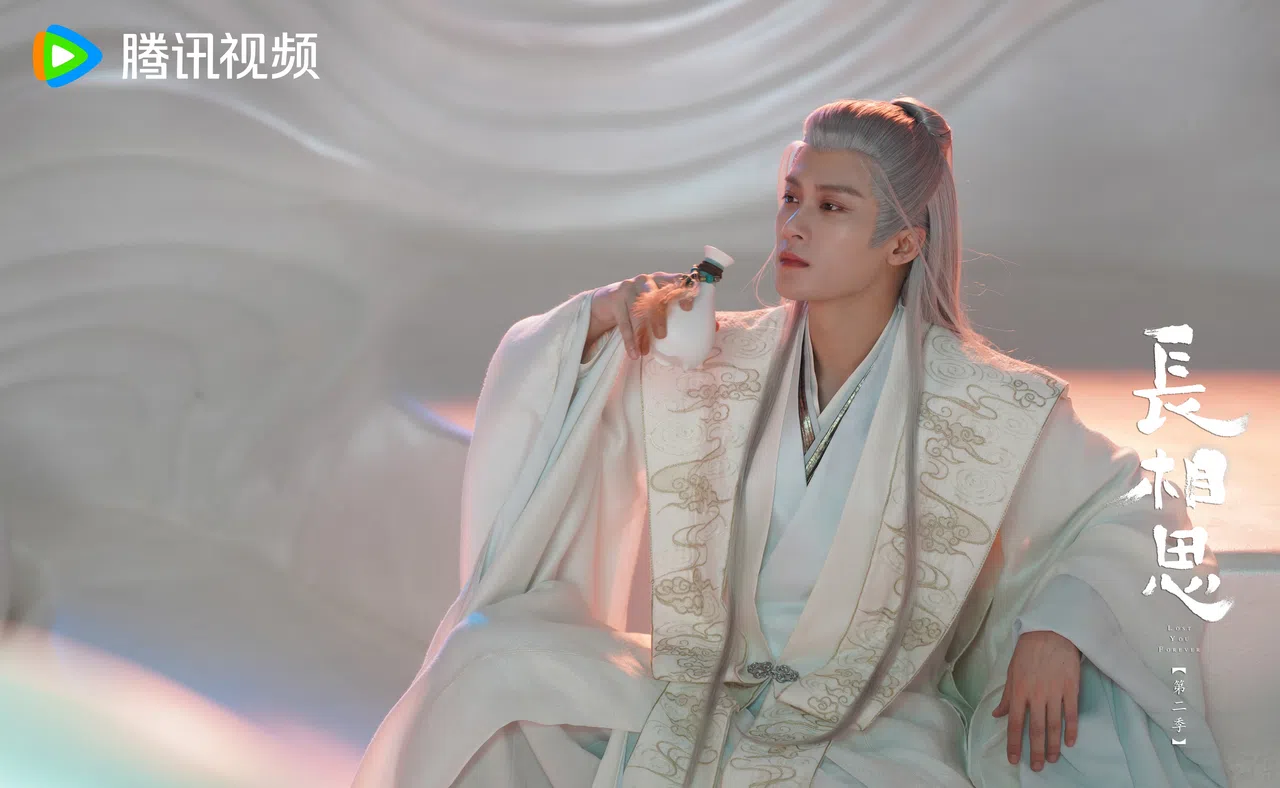 相柳（檀健次饰）克制隐忍的爱令观众心疼，结局令人意难平。（取自《长相思》微博）