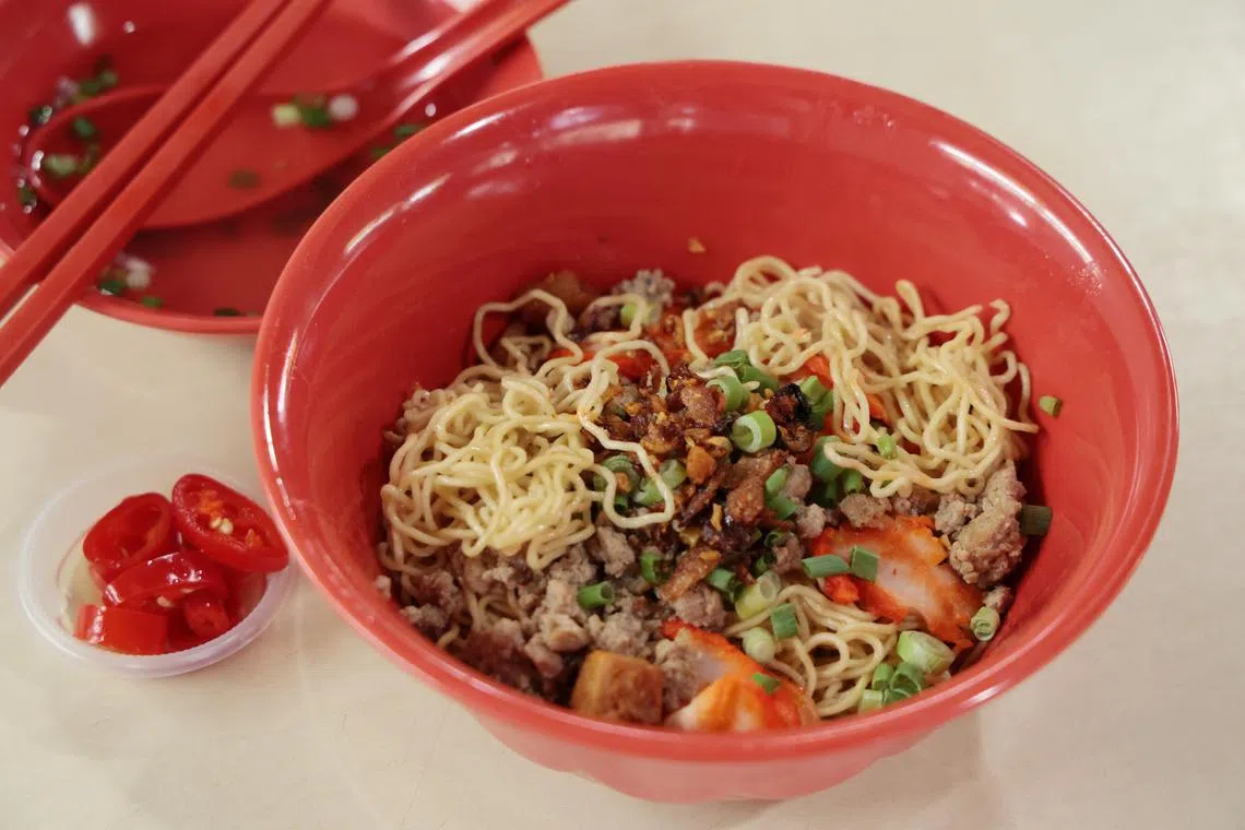 林玉梅Sarawak Laksa & Kolo Mee 配有炒香的肉末和叉烧。（梁麒麟摄）