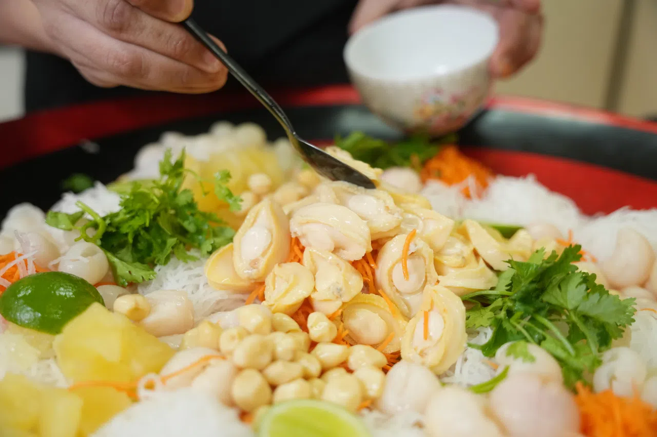 林宝顺为鱼生进行最后摆盘。（谢智扬摄）