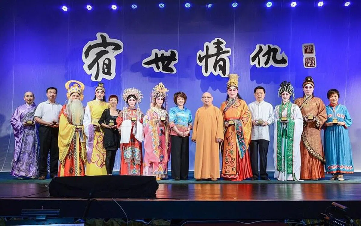 凌东明（右五）2014年献演新改编古装佛教粤剧《宿世情仇》。（图/新明星粤剧中心提供）