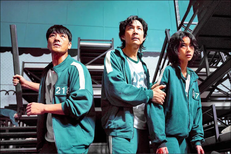 朴海秀（左旗）、李政宰和郑好娟主演的《鱿鱼游戏》掀起全球风潮。（互联网）