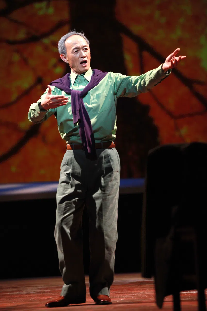 金士杰在剧中饰演患有渐冻症的教授莫利。（滨海艺术中心提供）