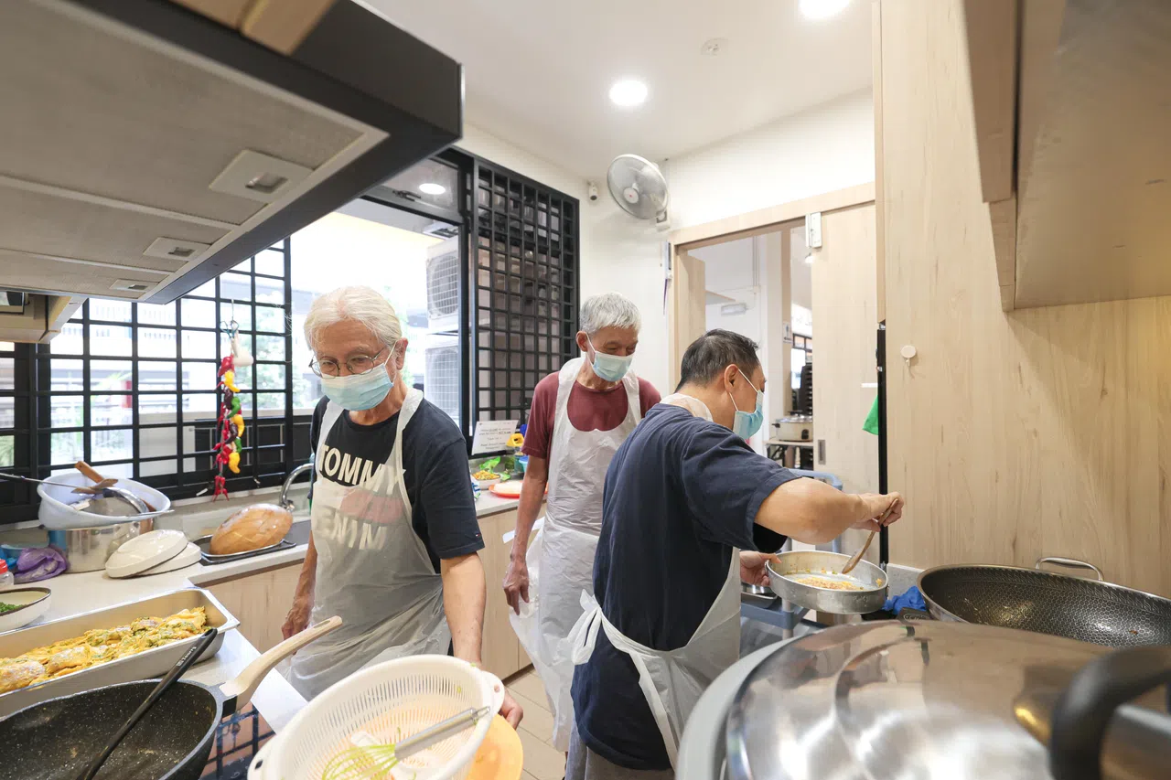 福善活跃乐龄中心的厨房，每逢星期一都会成为男性年长者的烹饪小天地。（李冠卫摄）