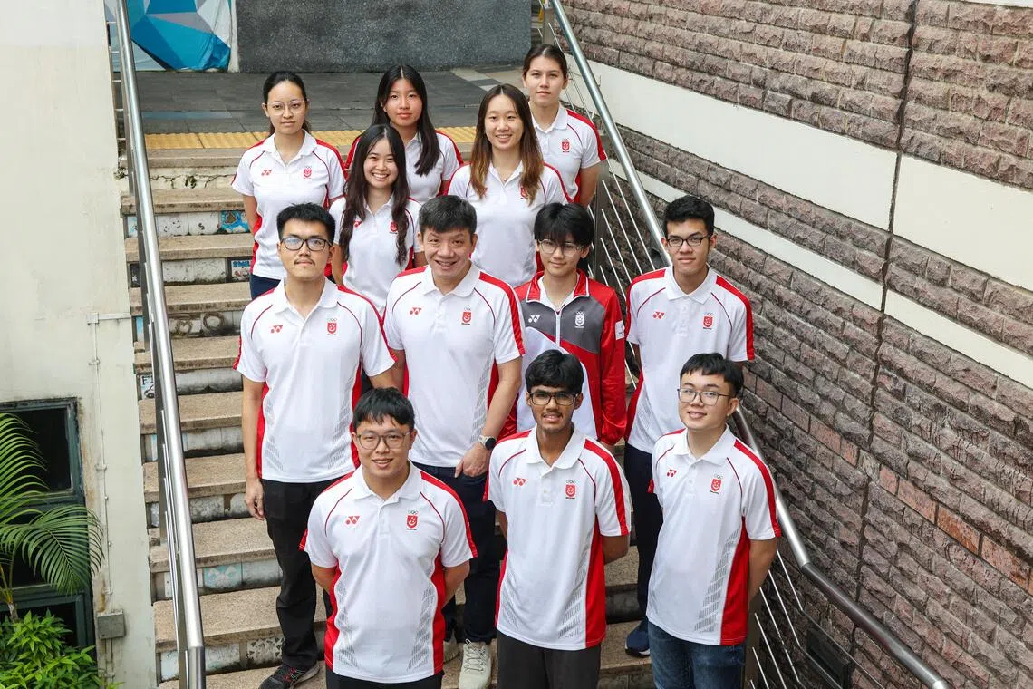我国国际象棋队目前在泰国罗勇府训练。也将参赛的新加坡国际象棋总会首席执行官吴伟铭（第二前排左二）说，团队将专注于可控的部分，继续训练。（游甯稀摄）