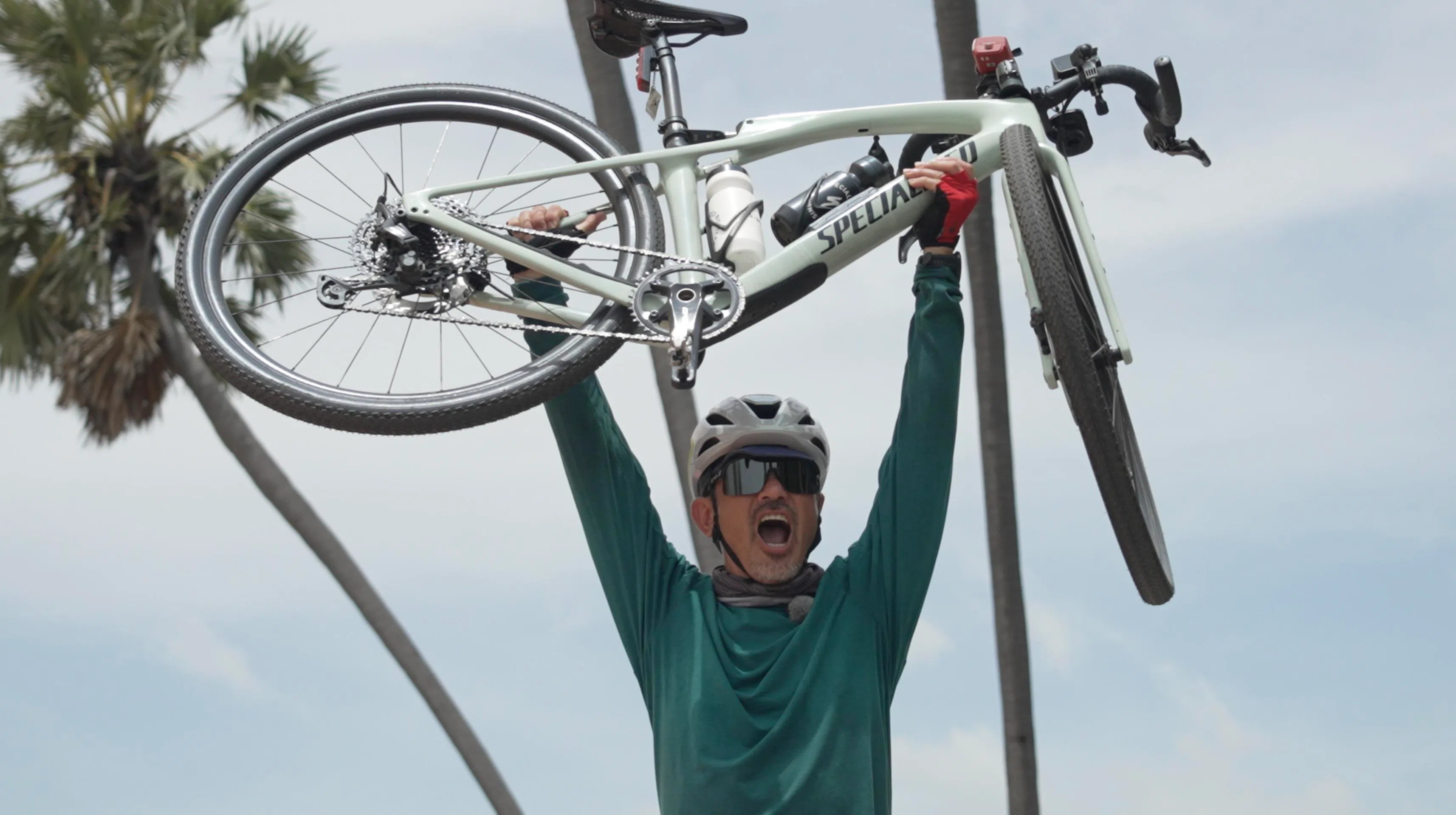 林明伦参与的《骑心协力》，集结11名艺人以接力方式骑行，横跨六地回到新加坡。（3角60度制作提供）